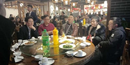 1551171363792937DzFv.jpg 其乐融融的现场.jpg