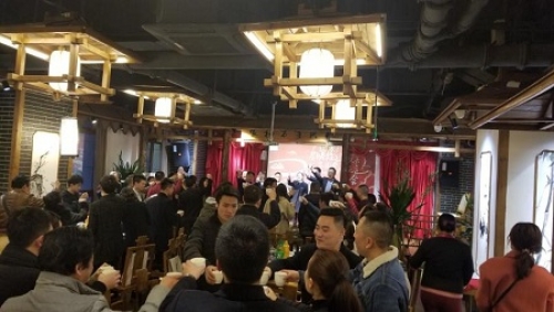 1551171466129564ETxW.jpg 团队敬酒客户热烈回敬其乐融融.jpg