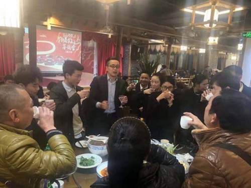 1551171477669873njGJ.jpg 团队敬酒与每位客户敬酒.jpg