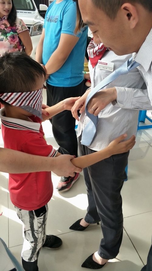 1560738765729854z7ut.jpg 工作人员参与互动.jpg