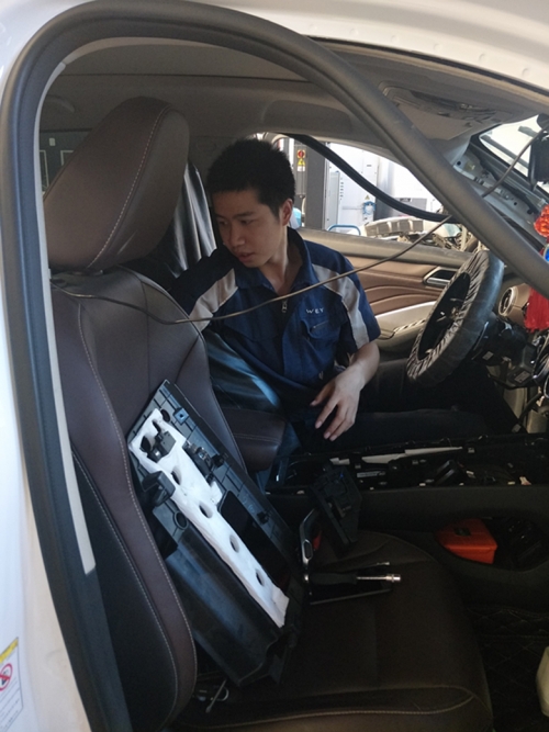 1569390974506117BdBa.jpg 刘俊_副本.jpg